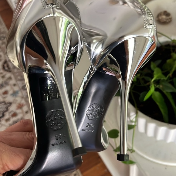 🆕 Alexander McQueen Harness Punk 105mm Stiletto Pumps in Metallic Silver 39.5 - Picture 14 of 14